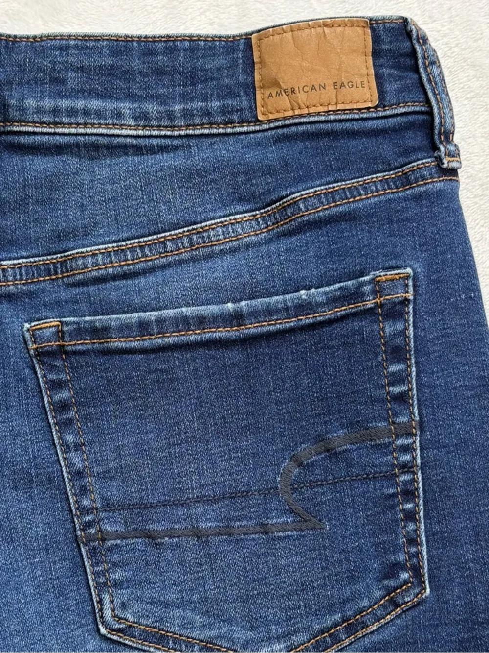 AMERICAN EAGLE Midi Denim Jean Shorts Raw Hem Dark Wash Size 6 Super Stretch - Picture 6 of 8